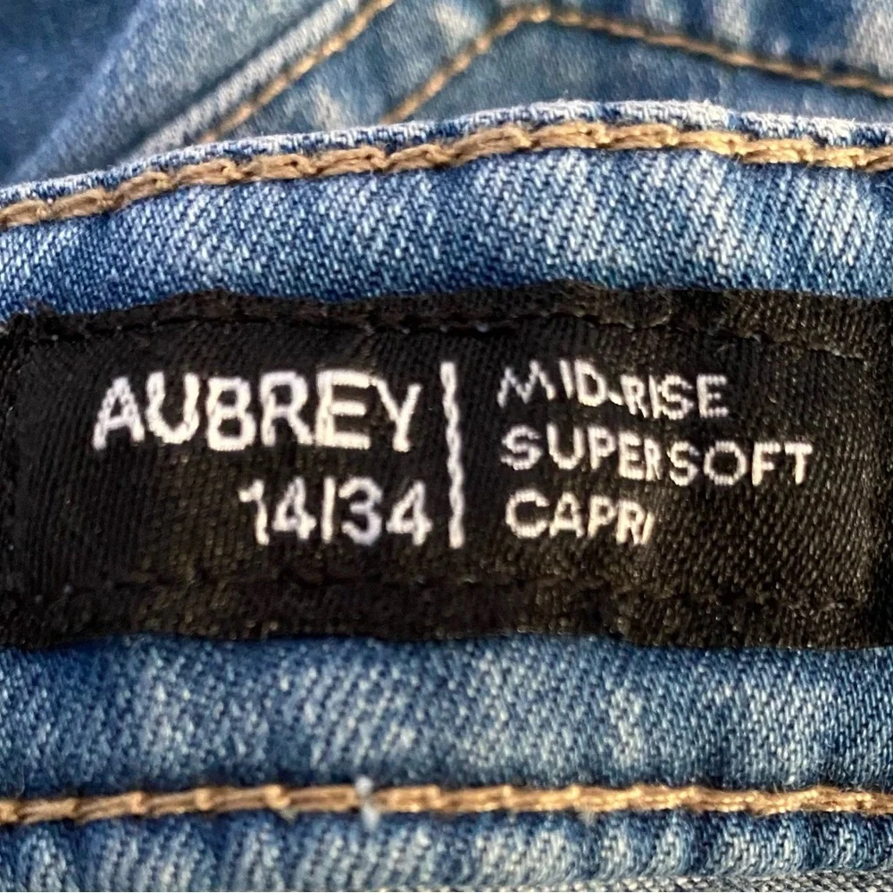 Buffalo David Bitton Aubrey Jeans Sz 14/34 Mid-rise Supersoft Capri - Picture 3 of 5